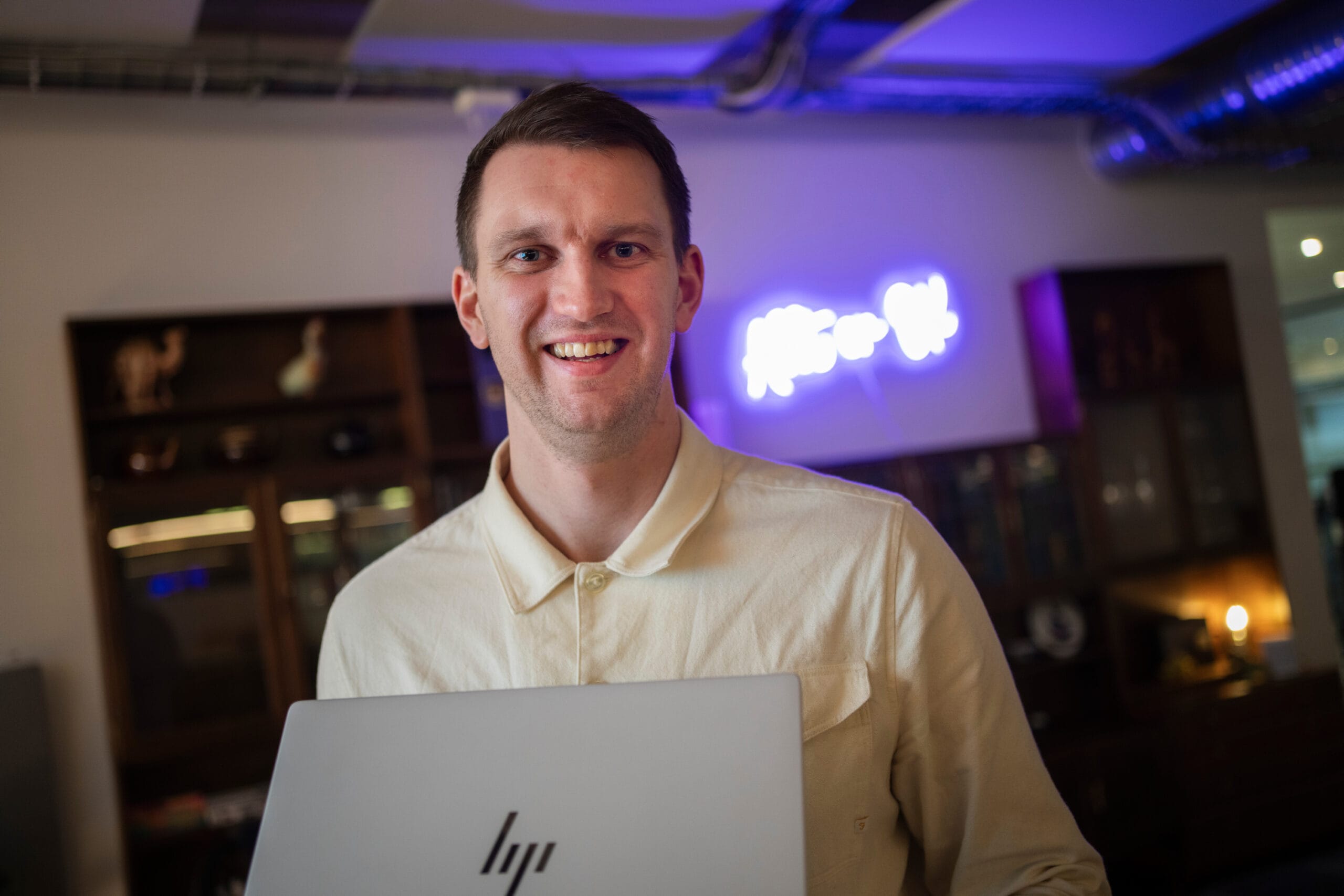 Trausti Eiríksson sölustjóri hjá OK með HP fartölvu.